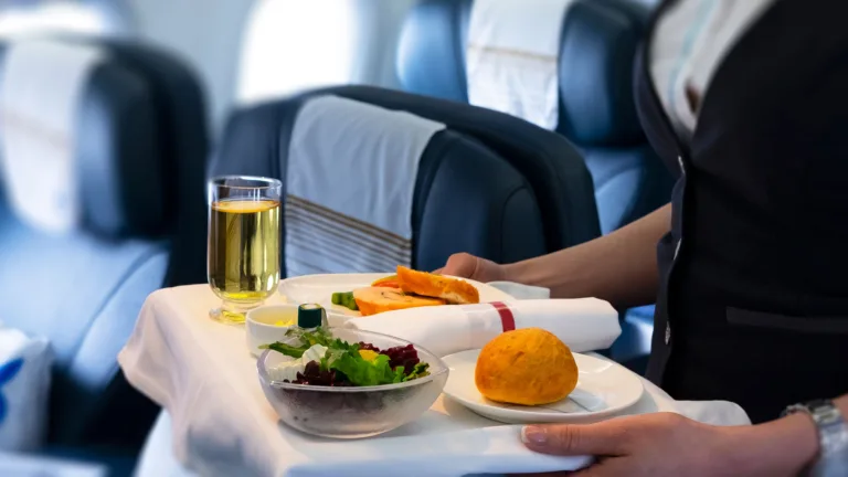 How to Get the Best In-Air Meal Service, According to a Flight Attendant